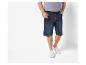 Jeans shorts en witte sneakers voor heren.