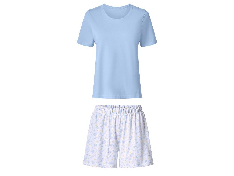 Lichtblauw T-shirt en witte shorts met bloemenprint.