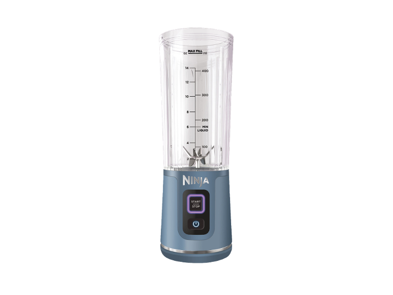 Draagbare blender met een doorzichtige beker met maatverdeling en een blauwe basis met start/stop-knop.