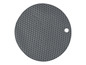 Een ronde, grijze siliconen onderzetter met honingraatpatroon.