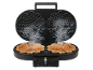 Wafelijzer met twee hartvormige wafels, stoom stijgt op uit het apparaat.