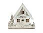 Kerstthema houten decoratief huis met 'XMAS' inscriptie en winterfiguren.