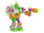 Een heldgroen speelgoedrobot met een pistool, gemaakt van doorzichtig plastic.
