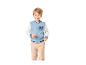 Lachende jongen in een lichtblauwe en witte varsity-jas met een stripfiguur en een beige broek.