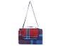 Opvouwbare picknickdeken met rood en blauw ruitpatroon en schouderband.