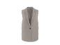 Mouwloze blazer in een lichte taupe kleur met een enkele zwarte knoopsluiting.