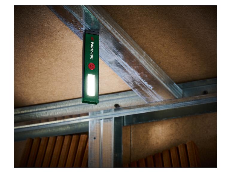 Parkside zaklamp bevestigd aan een metalen balk, die een houten plafond verlicht.