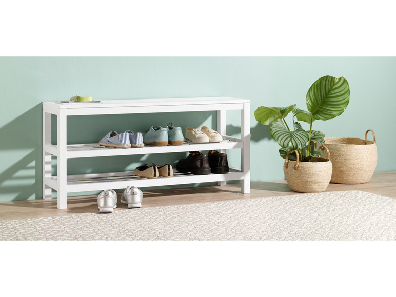 Witte schoenenrek met schoenen en twee manden