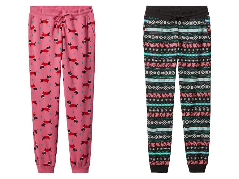 Twee kerstpyjamabroeken: één roze met teckels en één zwarte met een winterpatroon.