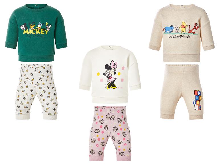 Drie sets kinderhoodies en leggings met cartoonfiguren.