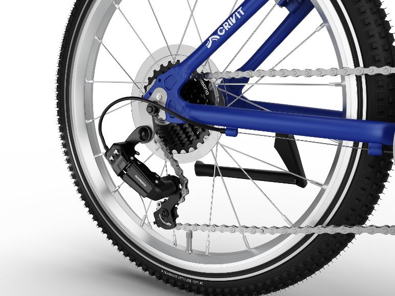 Close-up van het achterwiel van een blauwe kinderfiets met versnellingen en ketting.