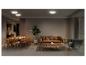 Moderne woonkamer met bruine bank, houten tafel en stoelen, en plafondlampen.
