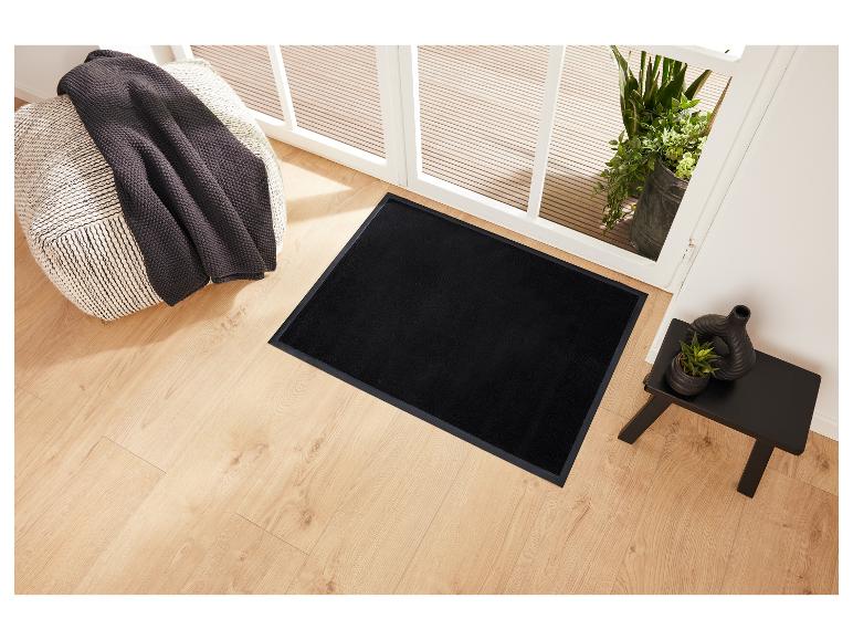 Zwarte deurmat voor een deur.
