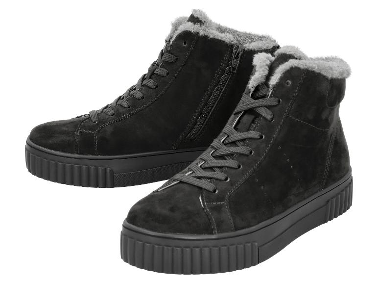 Paar zwarte suède hoge sneakers met imitatiebont voering en geribbelde zolen