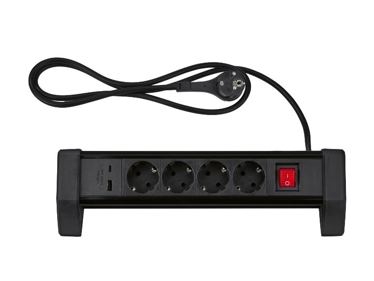Zwart stekkerblok met vier stopcontacten, twee USB-poorten en een rode schakelaar.