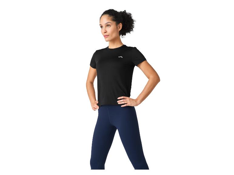 Vrouw in zwart shirt en donkerblauwe leggings.