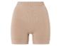Een paar naadloze, beige shapewear shorts.