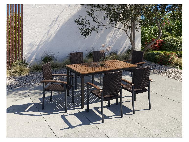 Tuinset: houten tafel en zes gevlochten rotan stoelen.