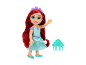 Ariel-pop met rood haar, blauwe jurk en paarse tiara, met een blauwe kam ernaast.
