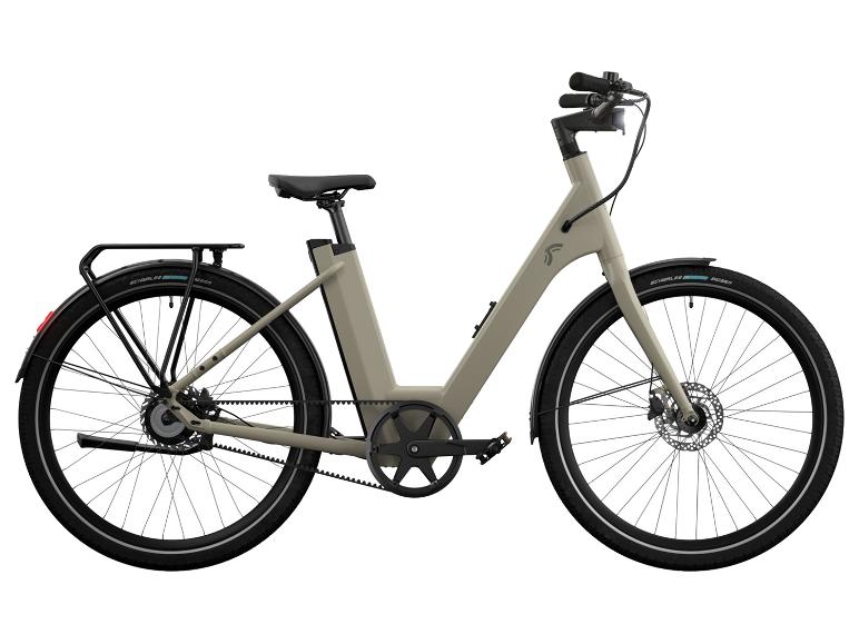 Een beige elektrische fiets met een riemaandrijving en Schwalbe banden.