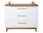 Witte commode met drie lades en een houten blad