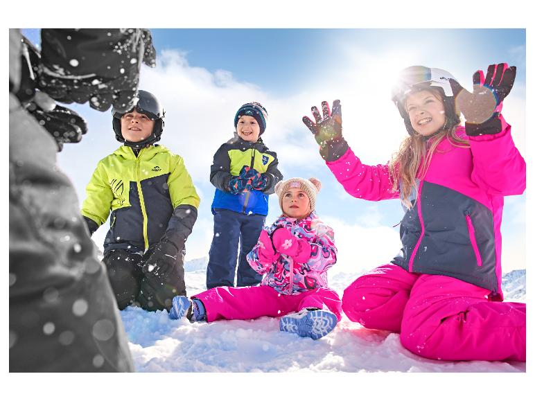 Kinderen in de sneeuw met LUPILU® peuter-sneeuwjassen.