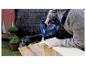 Persoon gebruikt een blauwe Rapid BTX606 18V accuschroefmachine om houten planken te monteren.