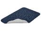 Donkerblauwe badmat met antislip onderkant, op een witte achtergrond.