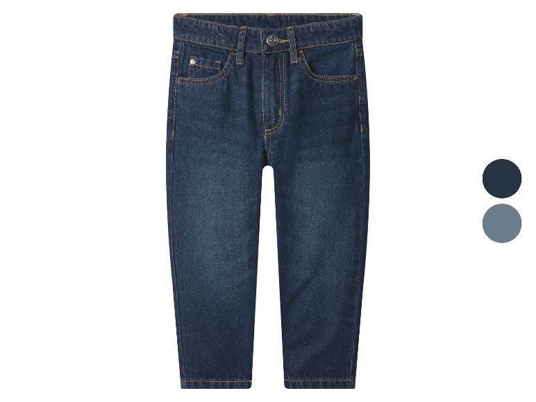 Donkerblauwe kinderjeans met gele stiksels en metalen knopen.