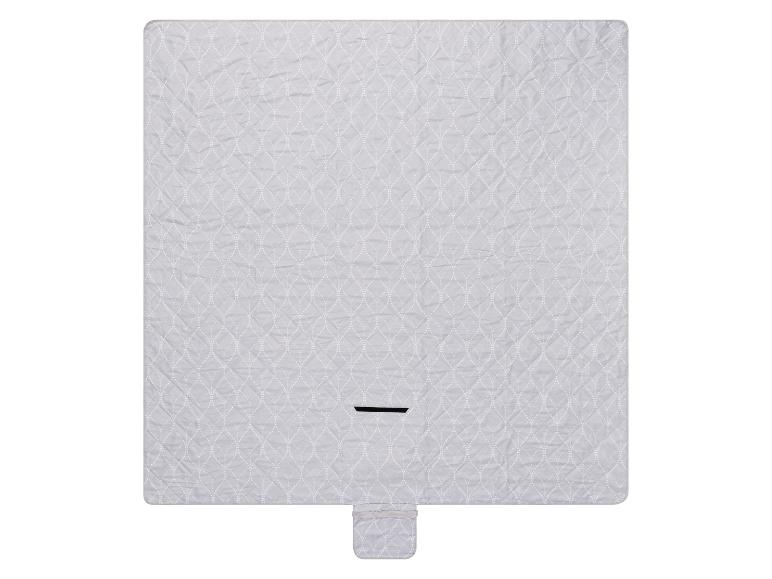 Grijze quilted deken met geometrisch patroon en zak.