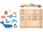 Houten zeedierenfiguren en een displayrek met oceaanthema.