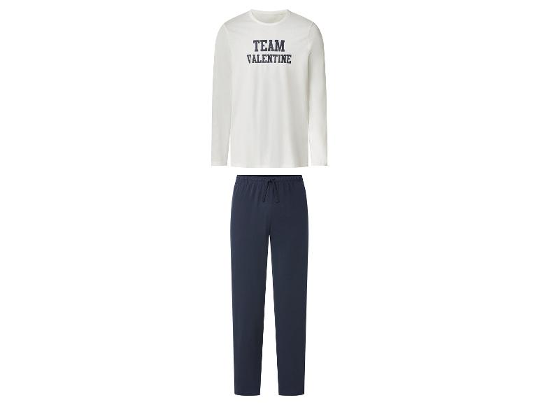 Wit shirt met lange mouwen met 'TEAM VALENTINE' tekst en donkerblauwe pyjamabroek.