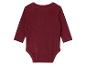 Een donkerrode baby romper met lange mouwen.