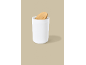 Witte ronde pot met houten deksel op een lichte achtergrond