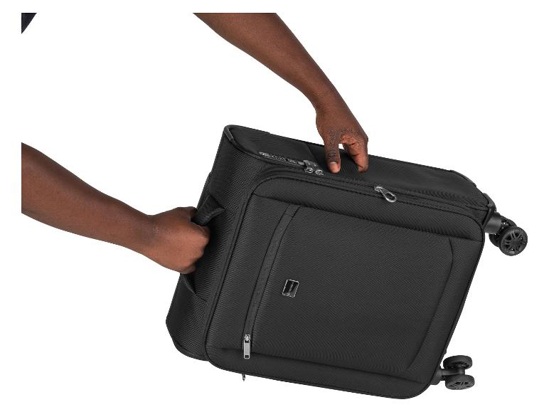 Een zwarte koffer met wielen van het merk Delsey.