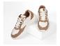 Elegante beige-gouden sneakers op een witte ondergrond.