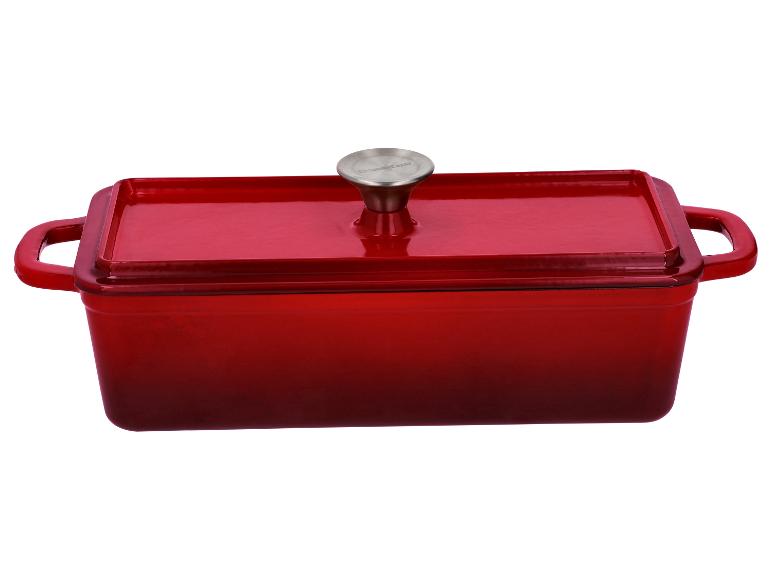 Rode gietijzeren braadpan met deksel.