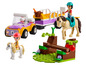 LEGO Friends set met een auto, paarden, figuren en hindernissen.