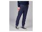 Donkerblauwe joggingbroek met trekkoord en donkere trui, gestyled met canvas sneakers.