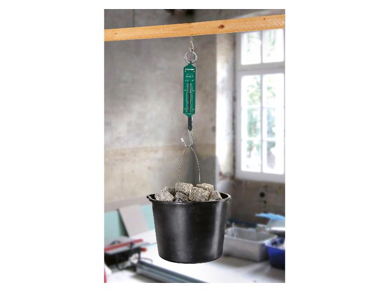 Een Parkside-weegschaal met een emmer stenen.