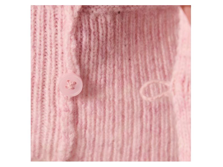 Roze gebreide trui met knoop en lus.