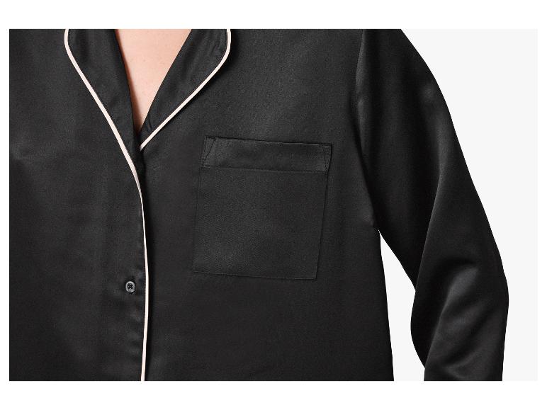 Zwarte satijnen pyjamatop met witte bies en borstzak.