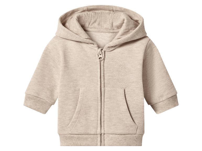 Beige babyhoodie met rits en zakken.