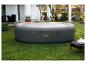 Opblaasbaar Lay-Z-Spa Mauritius jacuzzi in de tuin.