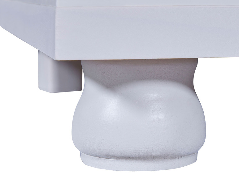 Witte houten tafel met gedraaide poten.