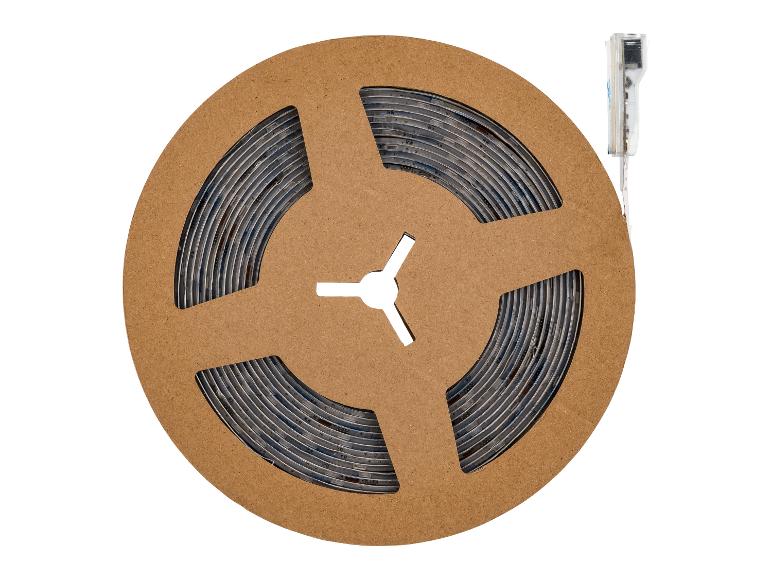 LED-strip op een kartonnen rol met aangesloten voedingsadapter