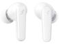 Twee witte draadloze oordopjes met een subtiel logo.