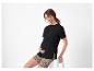Zwangerenmode: zwart t-shirt en luipaardprint shorts.