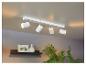 Witte plafondspots met vier lampen, gemonteerd op een rails.