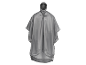 Grijze regenponcho met capuchon.